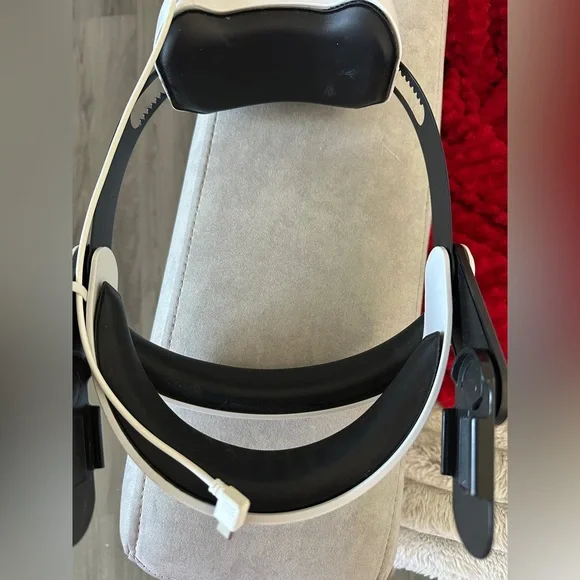 Meta Quest 2 VR Headset w/Controllers & Accessories - Picture 7 of 9